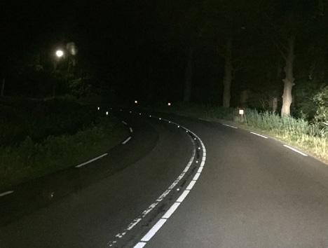 Ostre łuki Ostry łuk może być niebezpiecznym zaskoczeniem dla użytkowników dróg. Z pewnością w ciemności, gdy przebieg zakrętu nie jest łatwo do oszacowania.