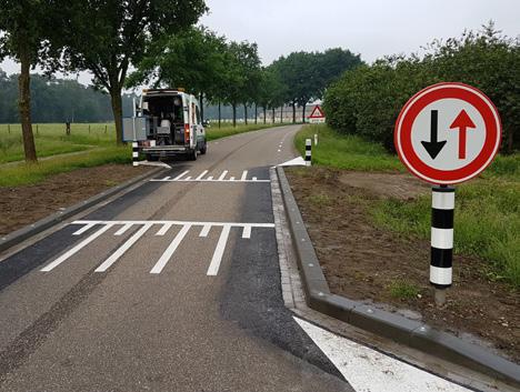 Zwężenia dróg Zastosowanie punktowych elementów odblaskowych na zwężeniach drogowych maksymalizuje widoczność niebezpiecznego miejsca.