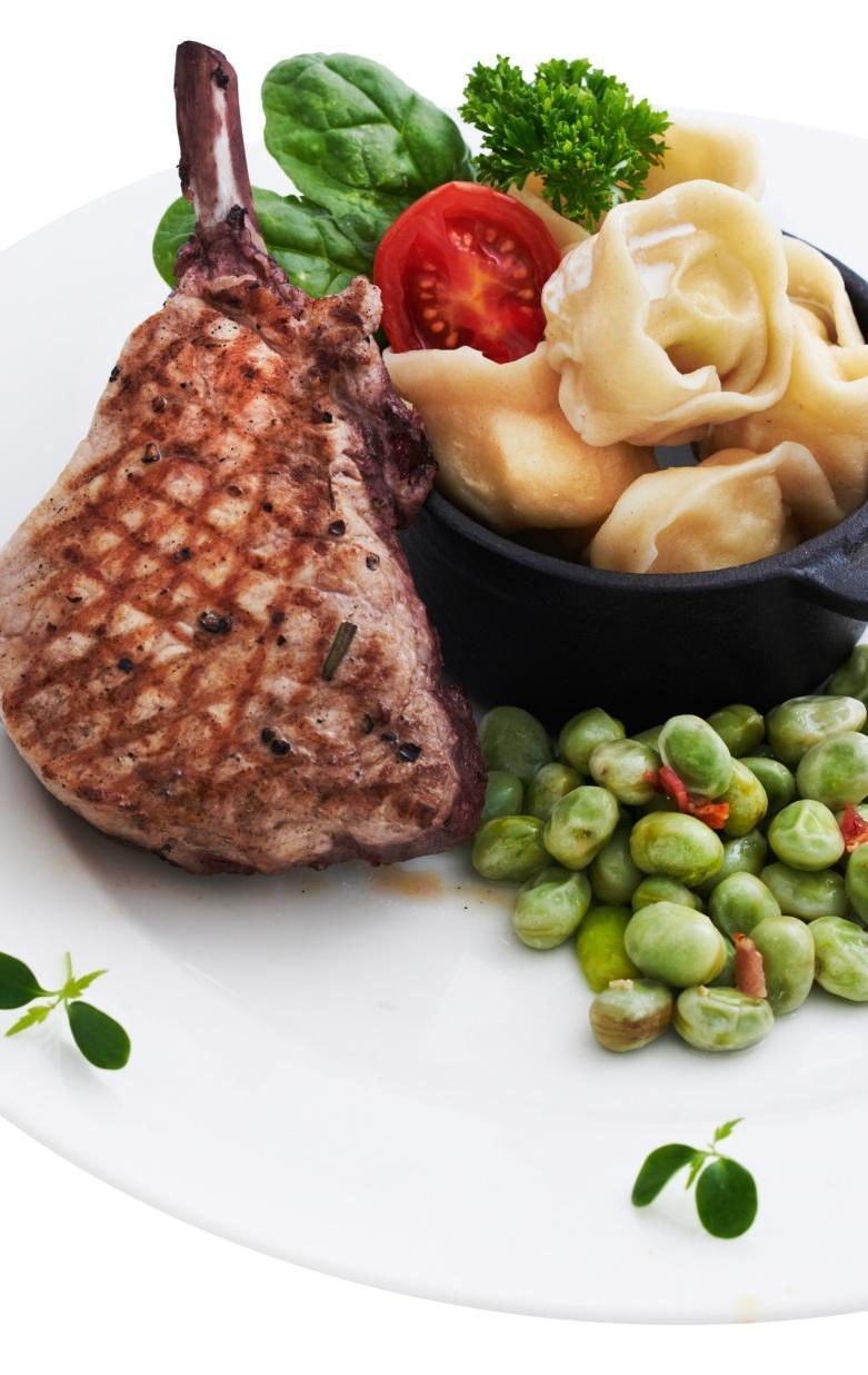 PROPOZYCJA III WIELOPORCJOWA PROPOZYCJA III WIELOPOROCJOWA PRZYSTAWKA Wędzona pierś kacza na rukoli podana z sosem żurawinowym ZUPA Consomme pomidorowe z płatkami parmezanu i świeżą bazylią DANIE