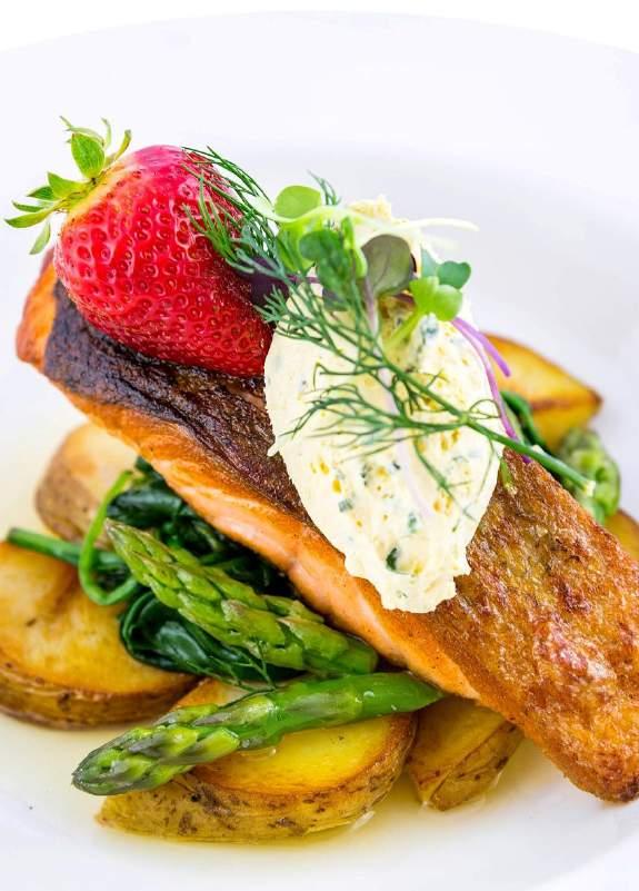 MENU II PRZYSTAWKI Pieczony łosoś marynowany w koprze i gorczycy podany z rukolą i kremem balsamicznym Szparagi zawijane w szynce parmeńskiej z parmezanem i karczochem Krewetki smażone na maśle
