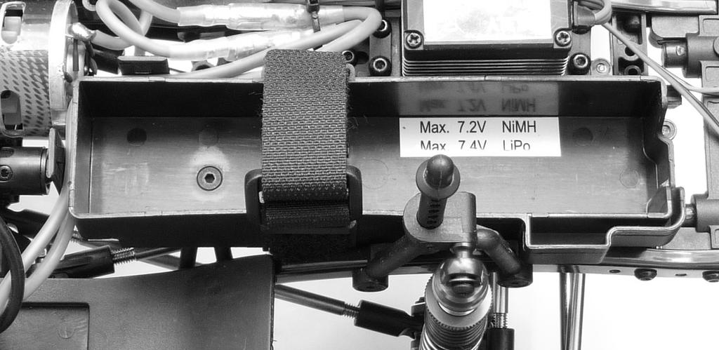 e) Wkładanie akumulatora do jazdy do pojazdu Uwaga! Akumulator do jazdy nie może być jeszcze podłączony do regulatora prędkości obrotowej. Najpierw należy uruchomić nadajnik, patrz rozdziały 9.