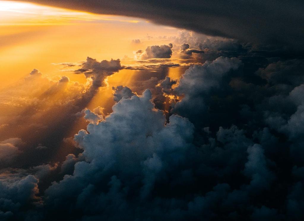 Atlas Chmur: piętro wysokie Piętro wysokie zawiera trzy rodzaje chmur. Są to Cirrus, Cirrostratus oraz Cirrocumulus. Najrzadziej z nich występują Cirrocumulusy.