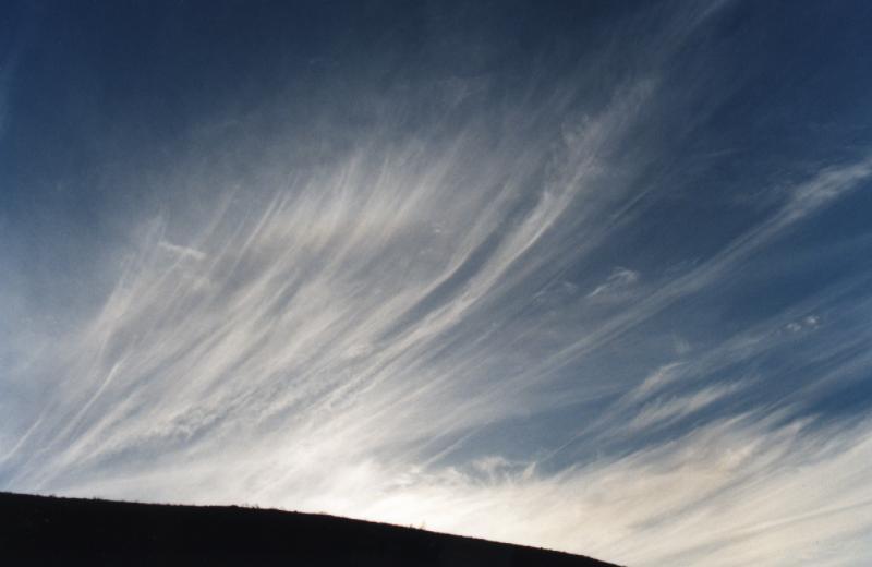 Cirrus Fibratus (Ci Fib) Cirrus fibratus to proste włókna, które są zazwyczaj lekko zakrzywione, ale nie haczykowate. Jego pasma są w przybliżeniu równoległe do siebie.