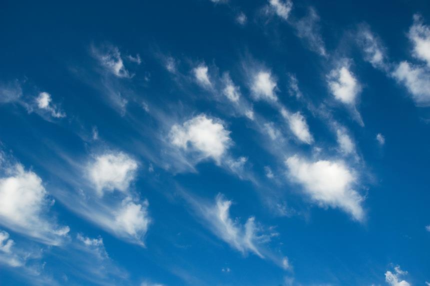 Cirrus Floccus (Ci Flo) Ta chmura na pierwszy rzut oka może nie przypominać chmury Cirrus, a raczej Cirrocumulusa. Jednak po wnikliwej obserwacji można już dostrzec elementy pierzaste.