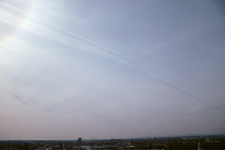 Cirrostratus Podobnie jak Altostratus, jest to chmura warstwowa. Najczęściej ma barwę białą, choć gdy gęstnieje może przybierać odcienie szarawe.