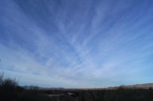 Cirrostratus Fibratus (Ci Fib) Cirrostratus fibratus może być podobny do Cirrusa fibratusa. Różnica polega na tym, że ta pierwsza nie posiada raczej cech pierzastych w swoim wyglądzie.