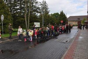 zakończenie wizyty pamiątkową flagę.