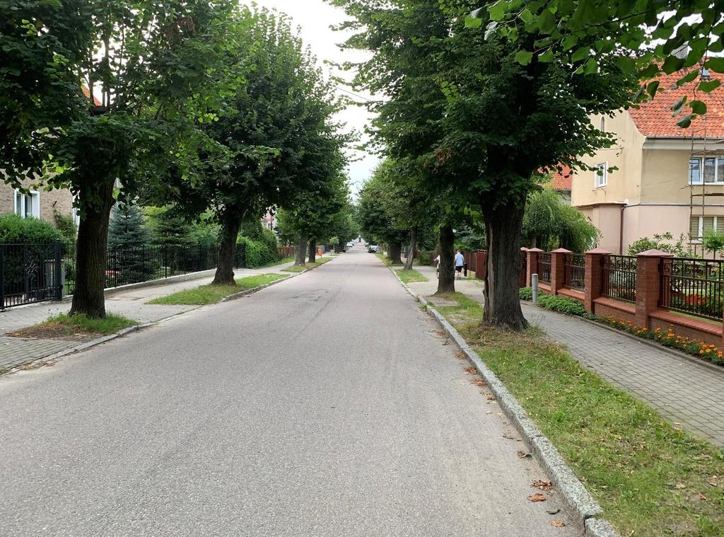 Braniewo między Lądem a Morzem 09 / 2019 Jacek Bartosiak Ósmego sierpnia 2019 roku wczesnym rankiem stałem w Braniewie na ulicy Zielonej pod numerem 25, patrząc na poniemiecki, typowy dla Warmii