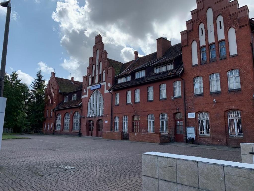 Dworzec kolejowy w Braniewie (fot. ze zbiorów autora) Warmia i Mazury wraz z obszarem obecnego obwodu kaliningradzkiego były kiedyś zwane Pojezierzem Pruskim.