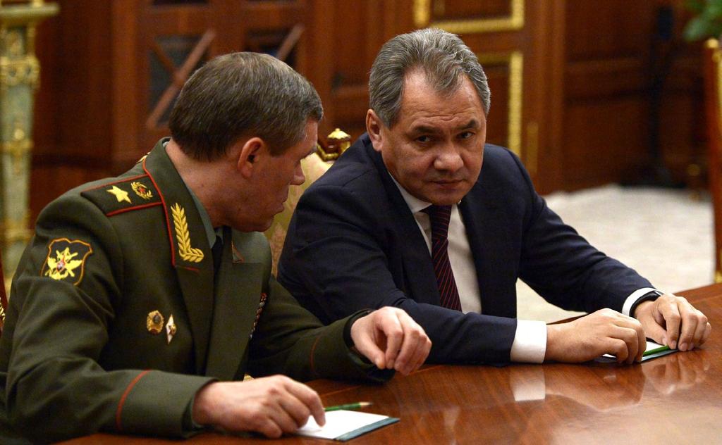 MINISTER OBRONY NARODOWEJ SIERGIEJ SZOJGU (Z PRAWEJ) I SZEF SZTABU GENERALNEGO WALERIJ GIERASIMOW PODCZAS SPOTKANIA DOTYCZĄCEGO KATASTROFY ROSYJSKIEGO SAMOLOTU PASAŻERSKIEGO NAD SYNAJEM.
