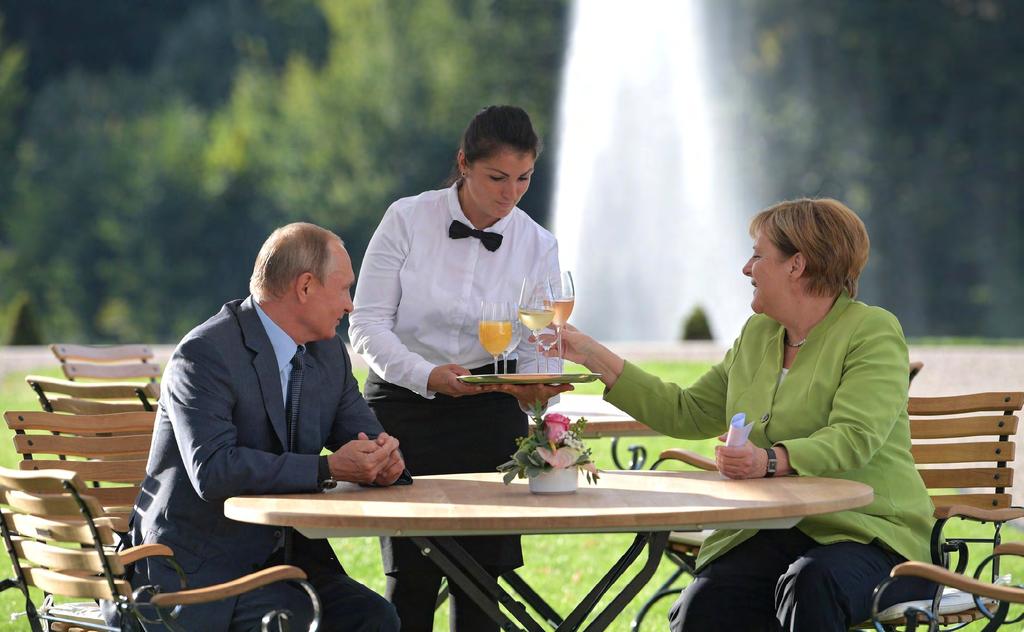 PRZED ROZPOCZĘCIEM ROZMÓW ROSYJSKO-NIEMIECKICH. NIEFORMALNA ROZMOWA PREZYDENTA WŁADIMIRA PUTINA Z KANCLERZ ANGELĄ MERKEL. 18 SIERPNIA 2018 ŹRÓDŁO: KREMLIN.
