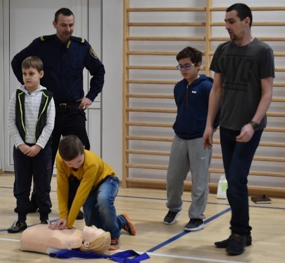 BEZPIECZNE FERIE W związku ze zbliżającymi się feriami w naszej szkole odbyło się spotkanie profilaktyczno-edukacyjne, które poprowadzili przedstawiciele WOPR oraz straży miejskiej.
