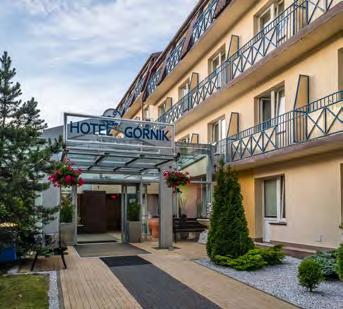 Hotel znajduje się po lewej stronie ulicy.
