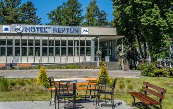6 W HOTELU: Kościół w Stegnie z lat 1681 83, latarnia morska, Wielbłądzi Garb najwyższa w Europie stała wydma (49,5 m), rezerwat Buki Mierzei Wiślanej, port