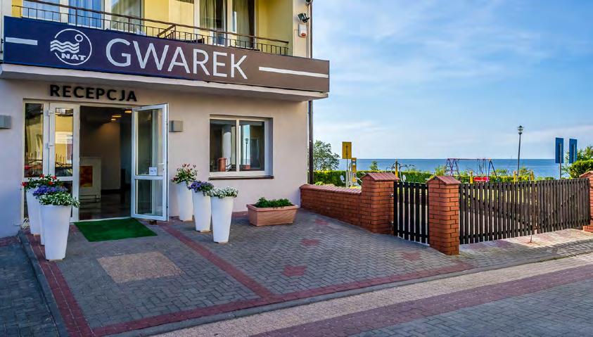USTRONIE MORSKIE Obiekt położony jest na klifie morskim, tuż przy linii brzegowej 30 metrów od plaży. Sprzyja spacerom i relaksowi.