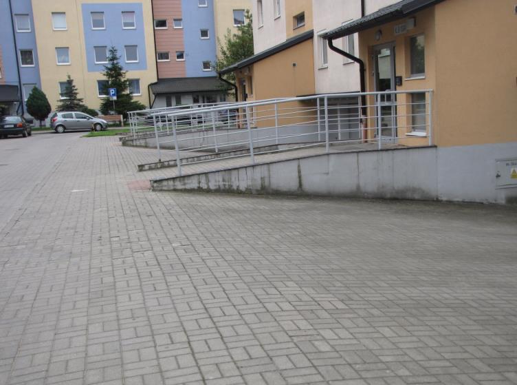 - murki przy wejściach do klatek i zjazdach do garaży miejscowo uzupełnić tynk i