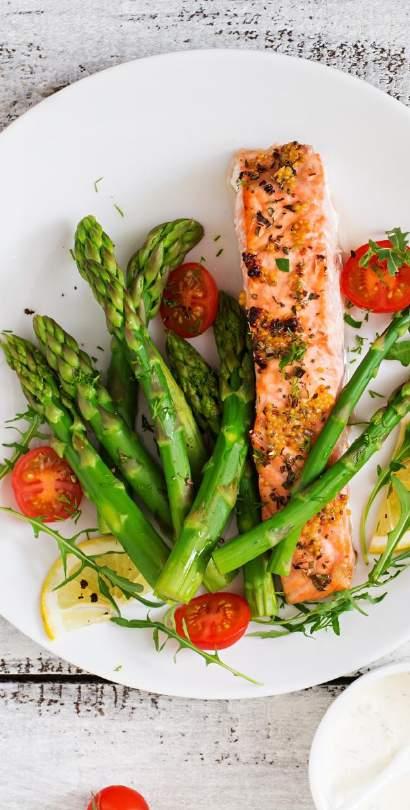 MENU WESELNE II 239 PLN / osobę PRZYWITANIE CHLEBEM I SOLĄ PRZYSTAWKA Grillowane warzywa skropione oliwą z aromatem cytrynowym podane z soczystym melonem oraz włoską szynką parmeńską ZUPA Puszysty