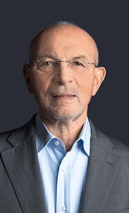 Doświadczony radca prawny, specjalizuje się w prawie handlowym, prawie zamówień publicznych i prawie pracy. Jest też członkiem Polsko Niemieckiego Stowarzyszenia Prawników.