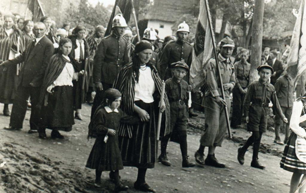 ubiegłego wieku, prawdopodobnie w 1936 lub 37 r.. Przedstawiają uroczystość Bożego Ciala w Kłomnicach.