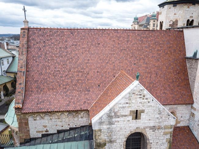 Zastosowano tu nowatorską metodę kolorystycznego doboru pokrycia Początkowo wykonawcy mieli pokryć fragment dachu, który miał być następnie poddany ocenie.