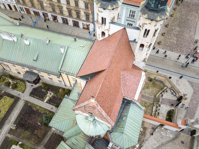 Teraz kolorystyka dachu idealnie harmonizuje z historycznym stylem obiektu Dach pod specjalnym nadzorem Niezwłocznie po dostarczeniu materiałów firma Blachman przystąpiła do realizacji zadania.