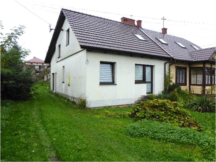 Budynek piętrowy z użytkowym poddaszem, bez podpiwniczenia. Architektura budynku oraz układ funkcjonalny słabe, występują pomieszczenia przejściowe.