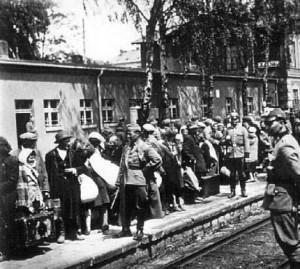 Zachowały się zdjęcia Żydów, oczekujących na pociąg, którym pojechali z dworca kolejowego w Olkuszu na zagładę.