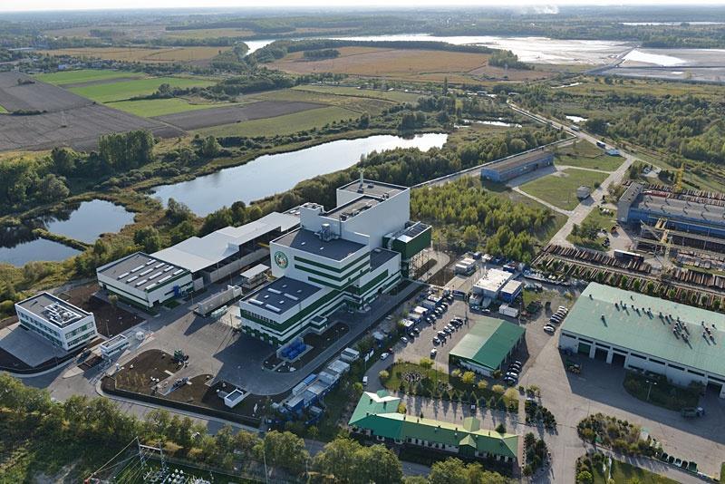 kwaśnych za pomocą pylistego wodorotlenku wapnia i odpylanie na filtrze workowym. Ostatni etap to przepływowy adsorber z koksem aktywnym systemu WKV.