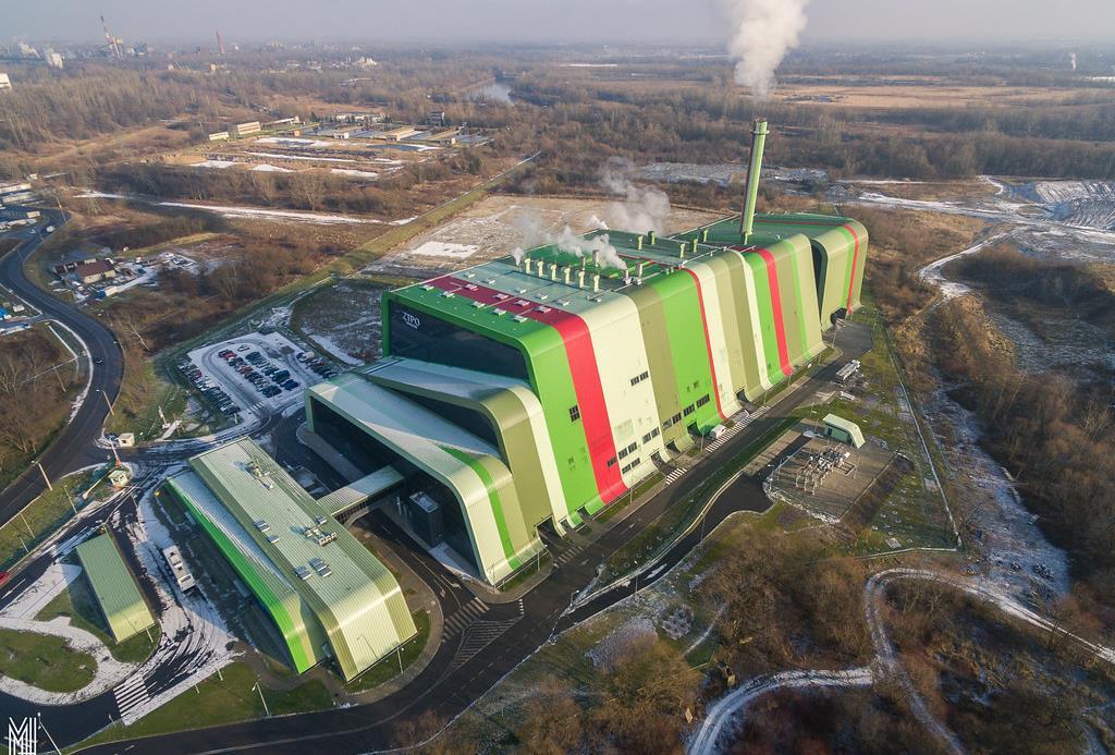 ciepła. Wytworzona przez kocioł para przegrzana podawana jest na łopatki turbiny kondensacyjno-upustowej. W okresie zapotrzebowania na energię cieplną turbina pracuje w trybie kogeneracji.
