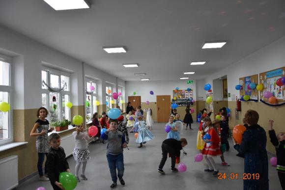zapoznanie ze sposobami dbania o zęby, zmniejszenie obawy przed wizytą w gabinecie dentystycznym oraz zachęcenie dzieci do kontroli zębów. Na zakończenie dzieci otrzymały od pani Kamili naklejki.