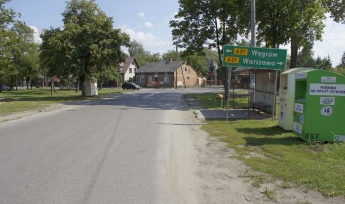oznaki zaniedbania w postaci wyrzuconych śmieci (w tym nawet śmieci budowlane) oraz puszek po piwie i butelek, świadczących o