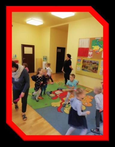 Wspólnie z nauczycielem dzieci odszukały Gniezno na mapie Polski.