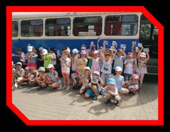 Wycieczka zabytkowym autobusem po Białołęce Grupa Biedronki udała się na wycieczkę zabytkowym