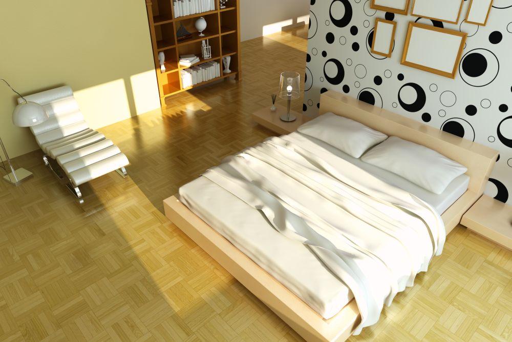 Minimalizm w sypialni przejawia się przede wszystkim w stosowanej bieli, jasnych meblach i takich samych wykończeniach ścian i podłóg.