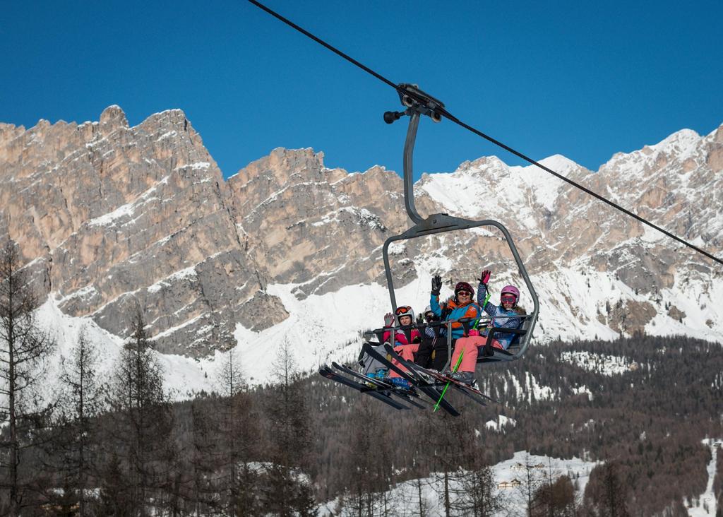 Tatry Ski TATRYSKI to niespotykany na skalę kraju projekt, łączący wspólnym karnetem 18 kolei krzesełkowych, 38 wyciągów Orczykowych, talerzykowych i podajników taśmowych, 61 tras o różnym stopniu