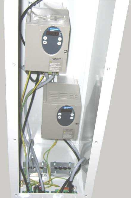 schematem elektrycznym) Przyłącza kabli i