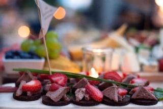 kurczakiem, sałatą oraz sosem kaparowym/curry Tartinka z chrupiącą prosciutto di parma na marynowanej gruszce z chruścikiem parmezanowym Tartaletki z serem kozim, szynką włoską, truskawką i