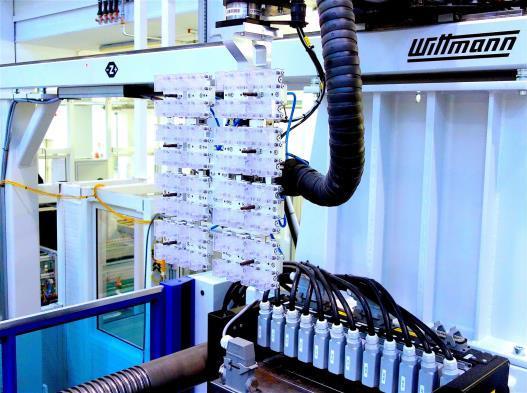 Chwytak odbierający wypraski Robot Wittmann W832pro X:900 Y:1600 Z:3000-100% kontrola produkcji - Każda wypraska jest 3 razy fotografowana Zdjęcia wykonywane w wysokiej rozdzielczości - Fotografie