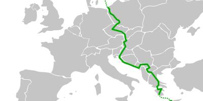 Z punktu widzenia połączeń lokalnych i regionalnych, a także międzynarodowych, położenie komunikacyjne gminy jest bardzo korzystne, ponieważ posiada ona dogodne połączenia drogowe zarówno z Zieloną