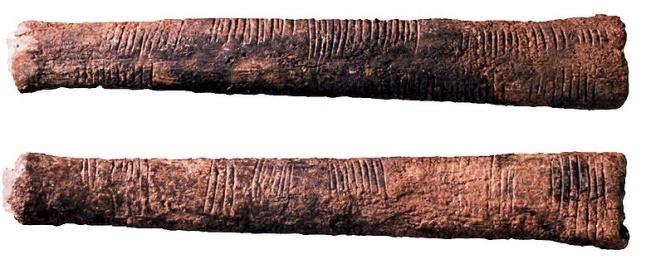 Rzut oka na historię TL Kość Ishango, odnaleziona w Kongo w latach 60-tych dwudziestego wieku (wygląd tej kości z dwóch stron przedstawiono na