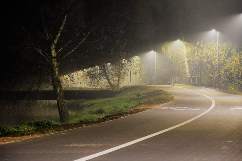 Droga bez barier. Bulwary nocą są oświetlone lampami LED.