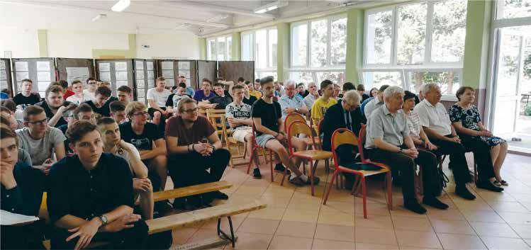 Uczestnicy uroczystości.w ZS nr 2 w Pabianicach. Fot.