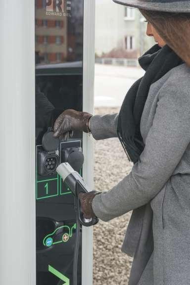 Wprowadzenie do elektromobilności Stacje ładowania pojazdów elektrycznych USTAWA O ELEKTROMOBILNOŚCI I WYMAGANIA PRAWNE DLACZEGO STACJE ŁADOWANIA?