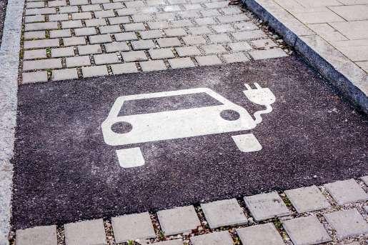 alternatywnych środków transportu i źródeł energii. stacje ładowania pojazdów elektrycznych typu. W ofercie producenta znajdują się stacje ładowania prądem Ustawa narzuca m.