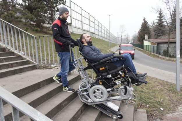 Ten schodołaz z rampami jest w stanie pokonać zakręty na pod kątem prostym, a także w kącie pół pełnym odpowiednio na spocznikach o wymiarach 115 na 115cm.