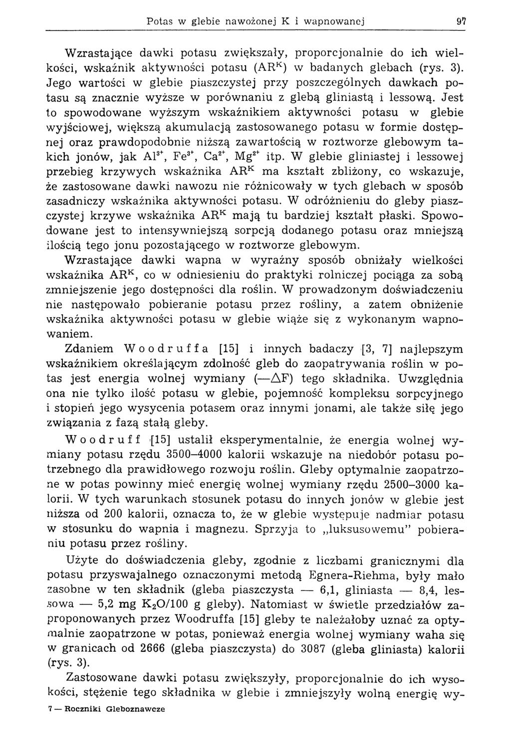 Potas w glebie naw ożonej К i w apnow anej 97 W zrastające daw ki potasu zwiększały, proporcjonalnie do ich w ielkości, wskaźnik aktywności potasu (ARK) w badanych glebach (rys. 3).