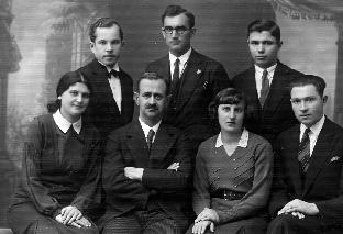 szyi, gdy odwiedziła przed wojną rodziców na emigracji w Zakopanem. Daj no. Nie śpiesząc się podała mi tę pamiątkę po nieżyjącej już babce. Była to, jak nieduży krzyżyk, szarotka pięknej roboty.