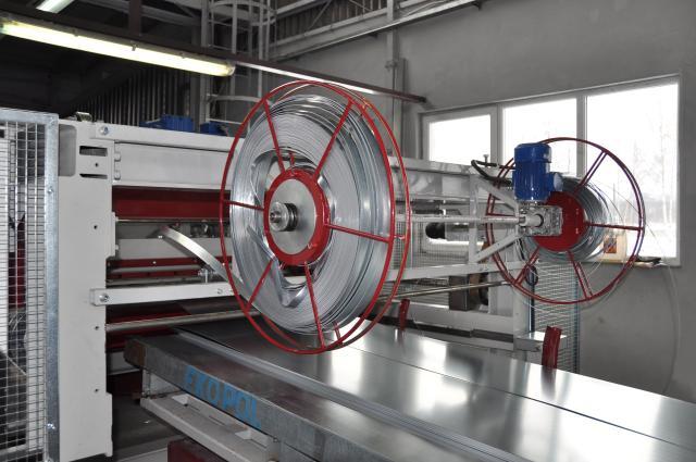 Działanie maszyny jest dokładnie sprawdzane gdyż powinna ona bez problemów umożliwiać rozcinanie i przewijanie blach z metali kolorowych (aluminium).