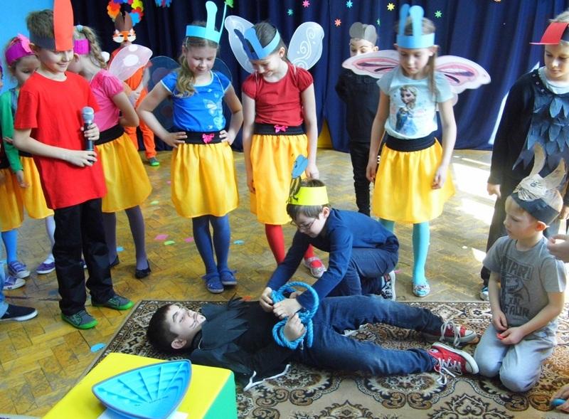 scenografia, kilka rekwizyt, zagadek kostium, kurtyna, sufler, itp Mamy nadzieję, że tego związanych rodzaju zajęcia z teatrem otwarte Dzieci zachęcą przynajmniej niektórych do częstszego kontaktu z