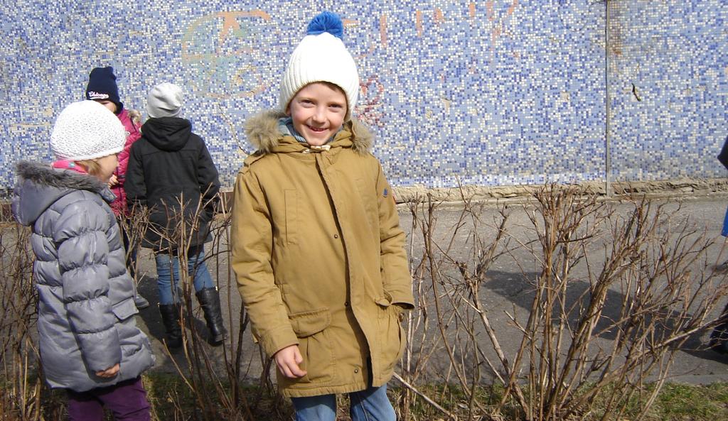 drzewach i krzewach oraz zieloną trawę Oprócz nich biedronki, mrówki i ślimaki, a nawet szpaki, które dopiero co powróciły z ciepłych krajów Czy uwierzycie, że wszystko to udało się dostrzec na